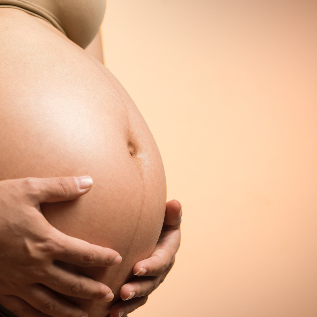 Astuces naturelles pour soulager les maux de grossesse : huiles et plantes bienfaisantes